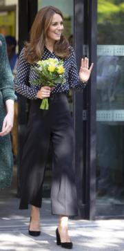 2019年10月2日，凱特在倫敦南部的佩卡姆（Peckham）出席活動，穿上波點襯衫和黑色闊腳褲。（法新社）