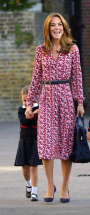 2019年9月5日，威廉王子和凱特一對子女喬治小王子和夏洛特小公主上學。夏洛特小公主（左）似乎有點害羞，躱在媽媽凱特背後（右）。（法新社）