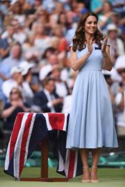 2019年7月14日，英國劍橋公爵夫人凱特出席溫布頓網球錦標賽男單決賽，她穿上粉嫩藍色長裙配裸色Aldo高跟鞋，優雅時尚。（法新社）