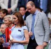 2019年7月14日，英國劍橋公爵伉儷威廉王子（右）及凱特（左）一起欣賞溫布頓網球錦標賽男單決賽。（法新社）