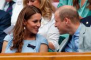 2019年7月14日，英國劍橋公爵伉儷威廉王子（右）及凱特（左）一起到溫布頓網球錦標賽現場欣賞賽事。凱特戴上in2 design的耳環（Baroque Pearl earrings）。（法新社）