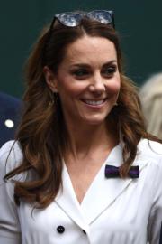 2019年7月2日，英國劍橋公爵夫人凱特將太陽眼鏡架在頭上。（法新社）