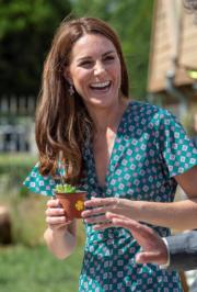 2019年7月1日，英國劍橋公爵夫人凱特出席Hampton Court Palace Garden Festival時，穿上綠色長裙，造型清新自然。（法新社）