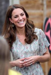2019年6月25日，英國劍橋公爵夫人凱特穿上修腰長裙在金斯頓（Kingston）出席Action for Children活動。（法新社）