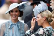 2019年6月18日，英國劍橋公爵夫人凱特（左）與安妮公主女兒扎拉（Zara Phillips，右）出席Royal Ascot活動，凱特穿粉嫩藍色系蕾絲長裙，配同色系禮帽和花朵頭飾，典雅飄逸。（法新社）