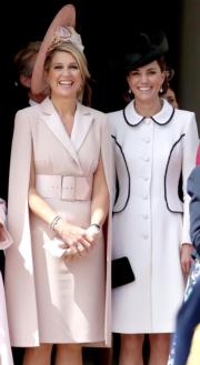 2019年6月17日，荷蘭王后馬克西瑪（Queen Maxima，左）與英國劍橋公爵夫人凱特（右）在溫莎堡聖喬治教堂出席嘉德勳章（the Order of the Garter）授勳儀式。（法新社）