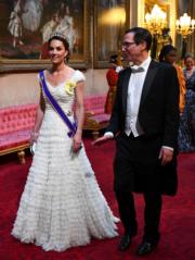 2019年6月3日，英國劍橋公爵夫人凱特（左）與美國財長梅努欽（Steven Mnuchin）（右）在白金漢宮出席國宴，歡迎美國總統特朗普伉儷訪英國。（法新社）