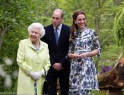 2019年5月20日，威廉王子（中）、凱特（右）與英女王（左）遊覽切爾西花展。（Kensington Palace Twitter圖片）