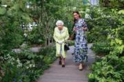 2019年5月20日，凱特（右）與英女王（左）遊覽切爾西花展。（Kensington Palace Twitter圖片）