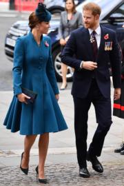 2019年4月25日，凱特（左）與哈里王子（右）在倫敦西敏寺出席「澳紐軍團日」（ANZAC Day）活動。（法新社）