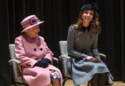 英女王（左）與凱特（右）出席活動。（Kensington Palace Twitter圖片）