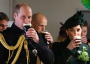 英國劍橋公爵伉儷威廉王子（左）和凱特（右）品嘗Guinness啤酒。（法新社）