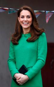 2019年2月5日，凱特到倫敦一間小學Lavender Primary School探訪，穿上一襲綠色連身裙配以黑色clutch。（法新社）