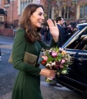 2019年1月22日，英國劍橋公爵夫人凱特到訪劉易舍姆（Lewisham）時手執深綠色clutch。（Kensington Palace Twitter圖片）