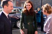 2019年1月22日，英國劍橋公爵夫人凱特（中）到訪劉易舍姆（Lewisham）慈善機構Family Action時，以深綠色clutch配襯同色系連身裙。（The Royal Family Twitter圖片）