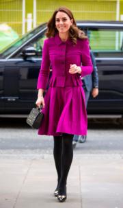 2019年1月16日，凱特穿上Oscar de la Renta紫色套裝，襯Rupert Sanderson高跟鞋和Aspinal黑色手袋。（法新社）
