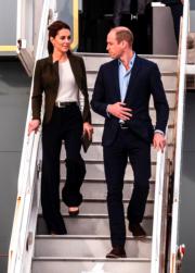2018年12月5日，英國劍橋公爵伉儷威廉王子（右）和凱特（左）到訪塞浦路斯。凱特穿上Jigsaw長褲。（法新社）