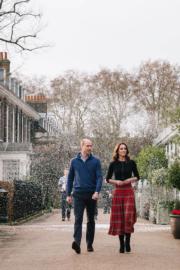 2018年12月4日，英國劍橋公爵伉儷威廉王子（左）和凱特（右）在肯辛頓宮舉行聖誕派對，接待軍人家庭。（Kensington Palace Twitter圖片）