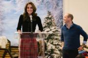 2018年12月4日，英國劍橋公爵伉儷威廉王子（右）和凱特（左）在肯辛頓宮舉行聖誕派對，接待軍人家庭。（Kensington Palace Twitter圖片）