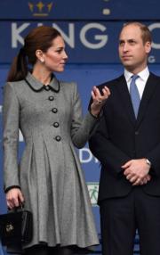 2018年11月28日，英國劍橋公爵伉儷威廉王子（右）和凱特（左）到訪李斯特城，凱特穿上Catherine Walker灰色coat dress。（法新社）