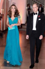 2018年11月8日，英國劍橋公爵伉儷威廉王子（右）和凱特（左）在倫敦出席活動，凱特身穿6年前穿過的Jenny Packham藍綠色Deep V長裙。