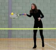 2018年10月30日，英國劍橋公爵夫人凱特一身黑色便裝展示球技。（法新社）