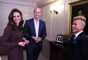 2018年10月，英國劍橋公爵伉儷威廉王子（中）和凱特（左）出席Teen Heroes活動，凱特穿上Whistles酒紅色白波點連身裙（$1909）。（Kensington Palace Instagram圖片）
