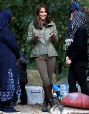 2018年10月2日，凱特（中）穿上去年著過的Zara棕色窄身褲，配軍綠色外套和Penelope Chilvers及膝長靴，造型利落型格。（法新社）
