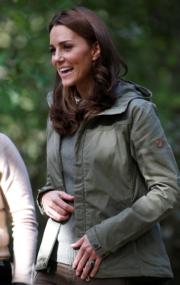 2018年10月2日，凱特穿上軍綠色外套，造型利落型格。（法新社）