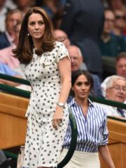2018年7月14日，凱特（前）穿了Jenny Packham圓點連身裙，觀看溫布頓網球賽。（法新社）