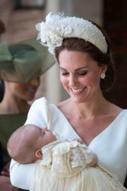 2018年7月9日，路易小王子受洗，凱特穿了Alexander McQueen白色V領連身裙。（法新社）