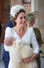 2018年7月9日，路易小王子受洗，凱特抱着小王子。（法新社）