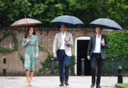 2017年8月31日，凱特（左）穿着Prada裙子，前往肯辛頓宮「白色花園」悼念戴安娜。中為威廉王子，右為哈里王子。(法新社)