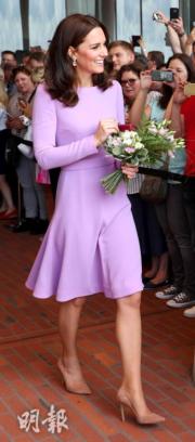 2017年7月21日，威廉王子與凱特訪問德國漢堡，凱特穿了Emilia Wickstead淺紫色連身裙。（法新社）