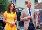 2017年7月20日，威廉王子（右）與凱特（左）訪問德國海德堡，凱特穿了Jenny Packham鮮黃色花花裙。（法新社）