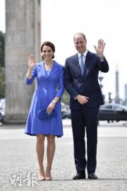 2017年7月19日，威廉王子一家外訪德國柏林。凱特（左）穿了Catherine Walker藍色coat dress。（法新社）