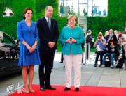 2017年7月19日，威廉王子（左二）與凱特（左一）在德國柏林跟德國總理默克爾（右）會面。（法新社）