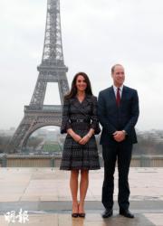 2017年3月，威廉王子（左）與凱特（右）訪問法國，凱特穿上Chanel，與威廉在巴黎鐵塔前留影。（法新社）