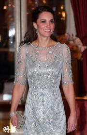 2017年3月，威廉王子與凱特訪問法國。凱特穿了Jenny Packham銀色晚裝出席晚宴。（法新社）