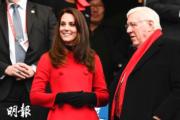 2017年3月，威廉王子與凱特訪問法國。凱特 (左) 穿着Carolina Herrera紅色外套。（法新社）