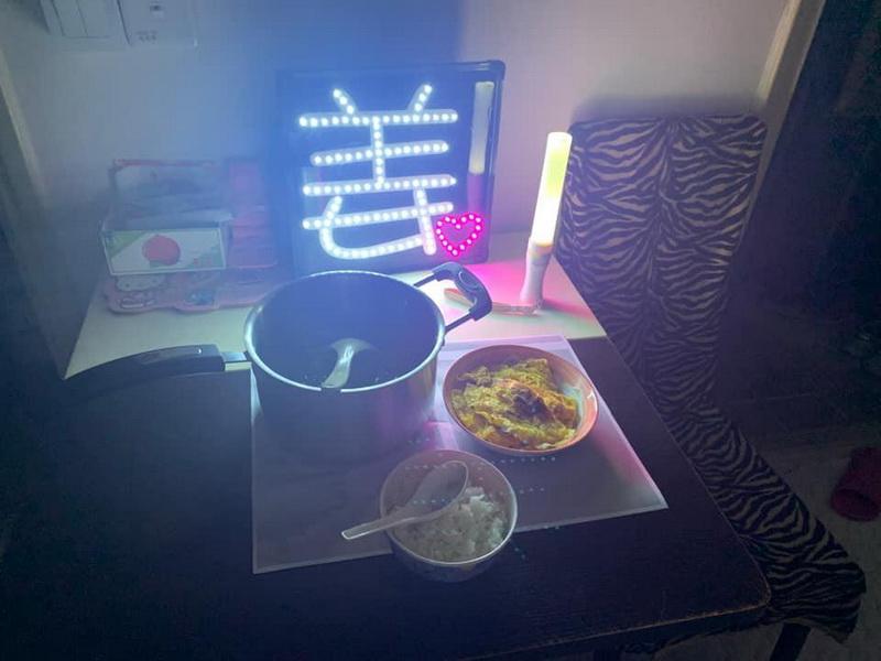 有姜糖以姜濤的燈牌照明，才不用在漆黑一片的環境下吃晚餐。（網上圖片）