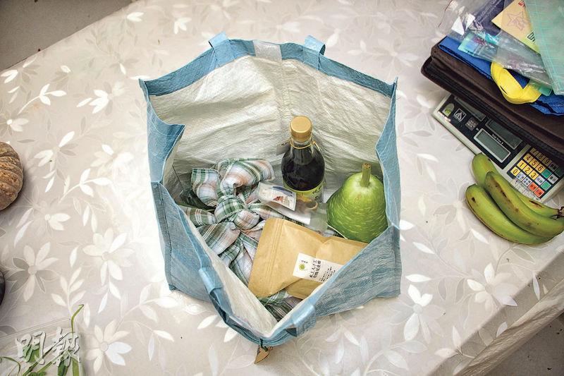 菜包以菜布包好後，會與其他本地產品放入訂戶提供的環保袋，避免葉菜在運送過程被瓜菜壓壞。（周群雄攝）