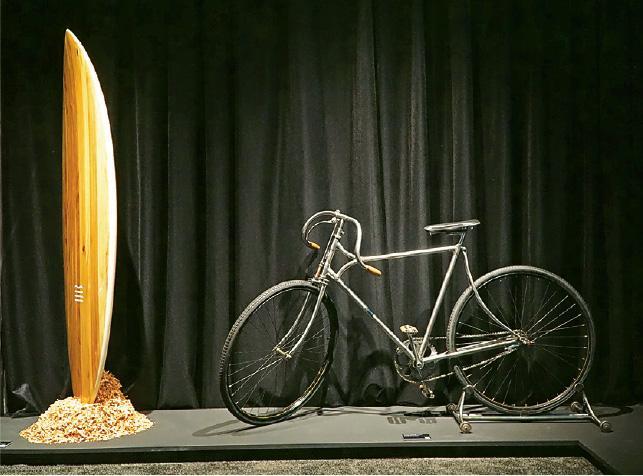 融入生活--為了讓大眾感受到工藝與日常生活息息相關，展內有不少現代生活用品，如Florent Tomasini的手製單車、Gonçalo Belmonte的滑浪板。（Dawn Hung攝）