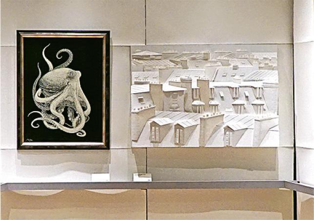 立體紙藝--以紙藝為本的Magnae Chartae展覽由建築師Michele De Lucchi策展，有不少有趣平面及立體紙藝作品。如圖中白色、出自法國Aline Houdé-Diebolt的立體建築紙雕Fronton de l'Hôtel de Ville de Paris便是一例。（Dawn Hung攝）