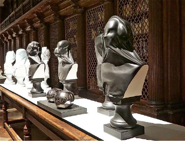 非凡陶瓷--以陶瓷為主的Porcelain Virtuosity展區，亦有不少非凡之作，如瑞士陶藝家François Ruegg的Can/Can't系列，叫人想到René Magritte作品The Lovers。（Dawn Hung攝）