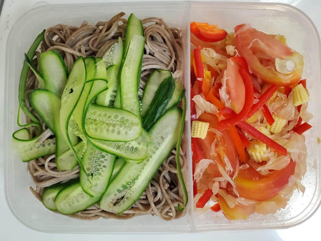 Green Monday食譜︰青瓜蕎麥冷麵+甜椒柚子番茄沙律（圖片由受訪者提供）