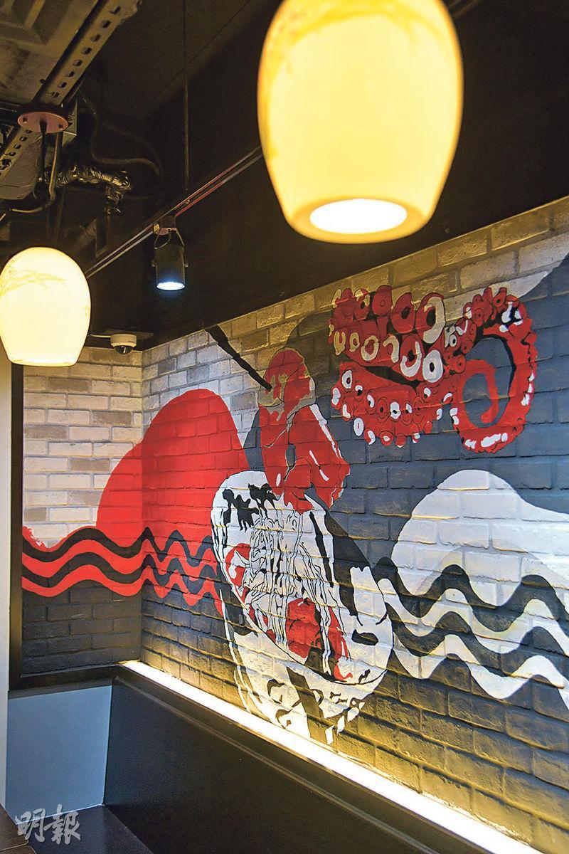 藝術工作室r/space的設計師Rachel以白、紅和黑色創作湯麵壁畫。（黃志東攝）