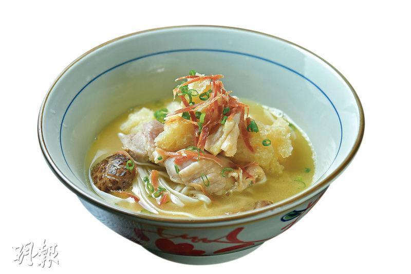 棉花雞湯麵--棉花雞湯麵使用熬煮16小時的高湯，配料有日本地雞雞腿肉、魚肚、北菇和雲腿絲，搭配扁陽春麵。（$98）（黃志東攝）
