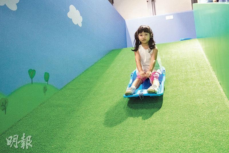 體驗滑草樂趣——這個「滑草場」是幼兒體驗版，速度不快，小朋友只需聽從工作人員指示，便可安全地體驗滑草樂趣。（朱安妮攝）