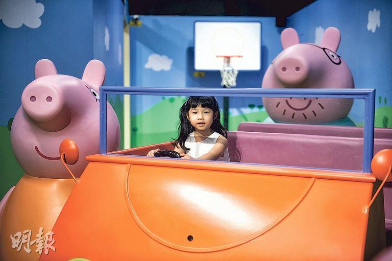 小司機——動畫中豬爸爸經常駕車接載Peppa和家人外出遊玩，今次大家就可以成為小司機在車上打卡影相。（朱安妮攝）